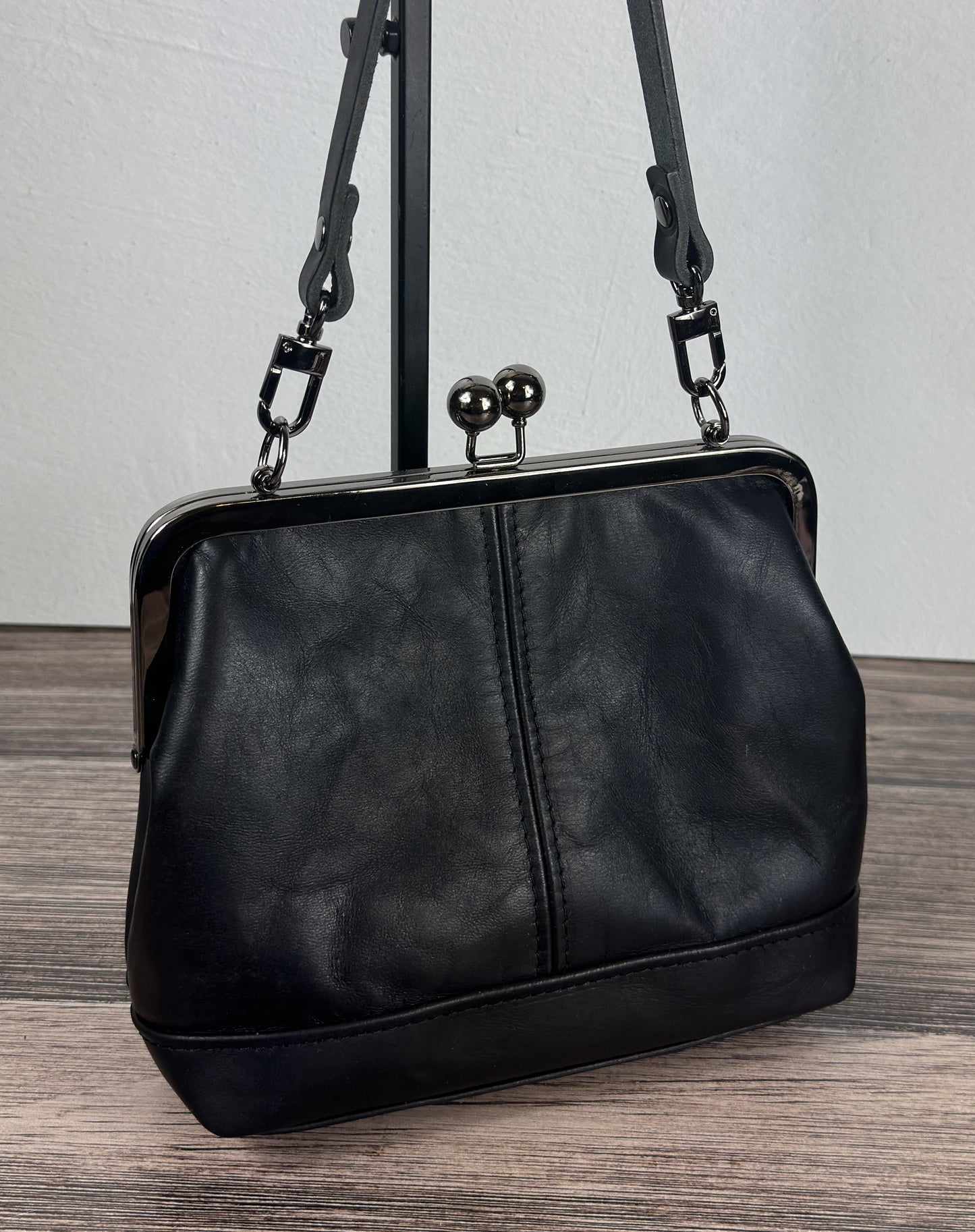 Leather Princess Anne Kiss Lock Purse