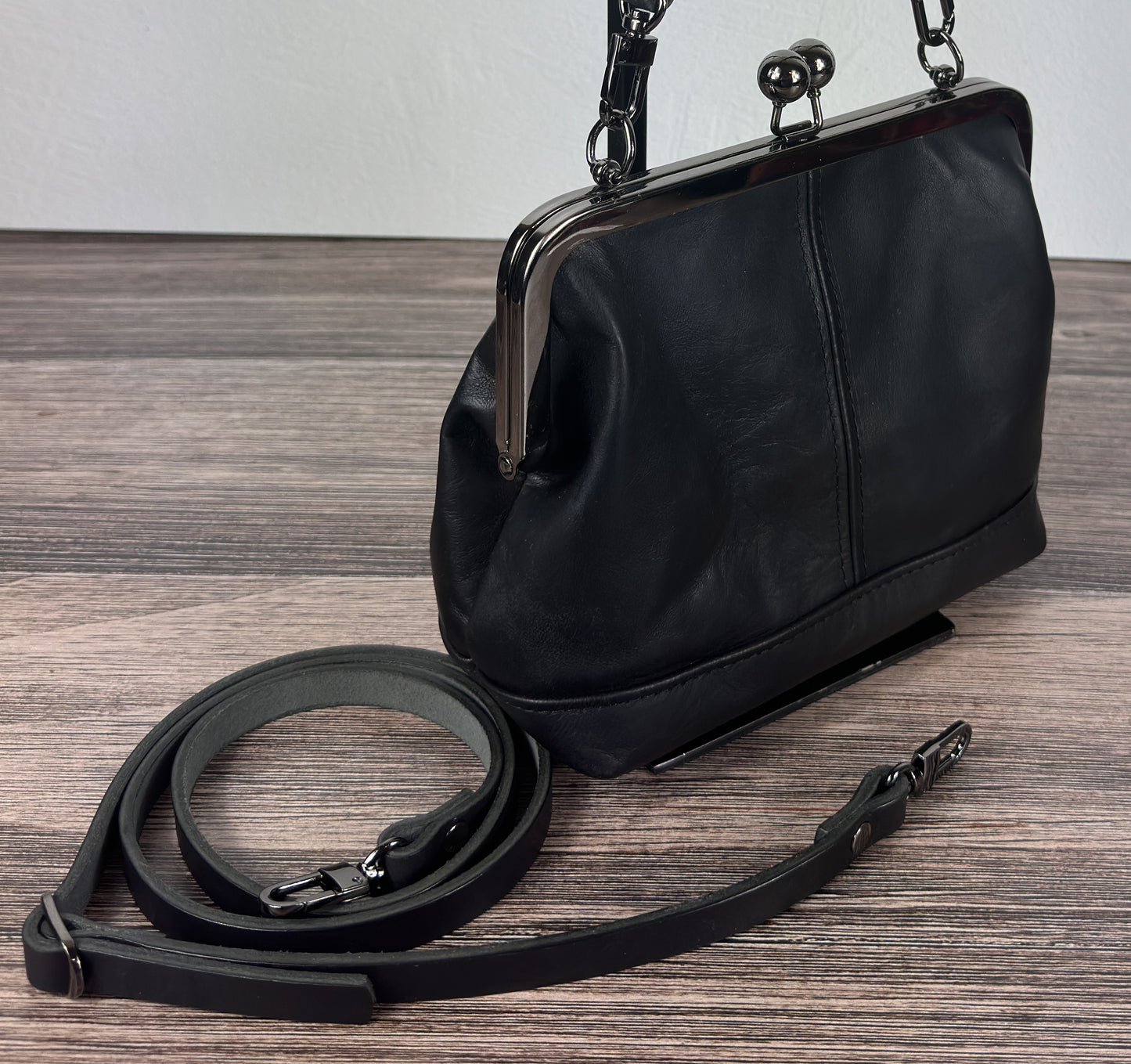 Leather Princess Anne Kiss Lock Purse